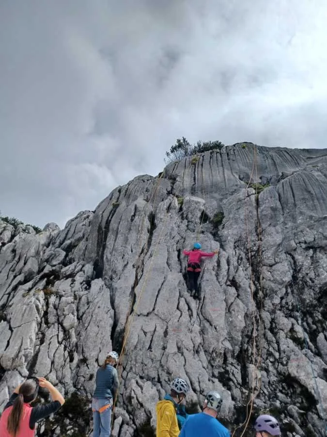 Klettern an den hüttennahen Felsen | © DAV Tittmoning