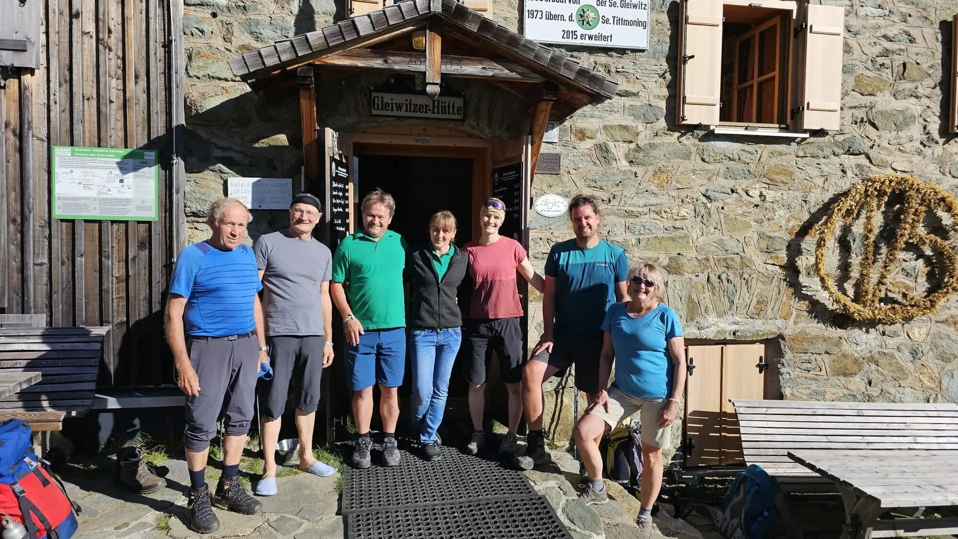 Die Tittmoninger mit Hüttenwirtin Antje | © DAV Tittmoning