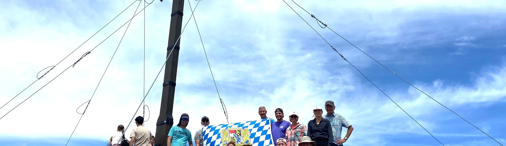 Die 15 Teilnehmer*innen auf dem Gipfel der Sulzfluh (2.817m) | © DAV Tittmoning / Kurt Stemmer