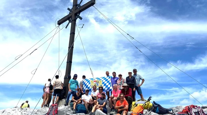 Die 15 Teilnehmer*innen auf dem Gipfel der Sulzfluh (2.817m) | © DAV Tittmoning / Kurt Stemmer