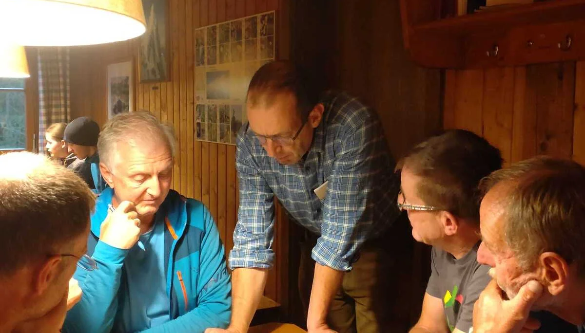 Planung mit dem Hüttenwirt | © DAV Tittmoning / Kurt Stemmer