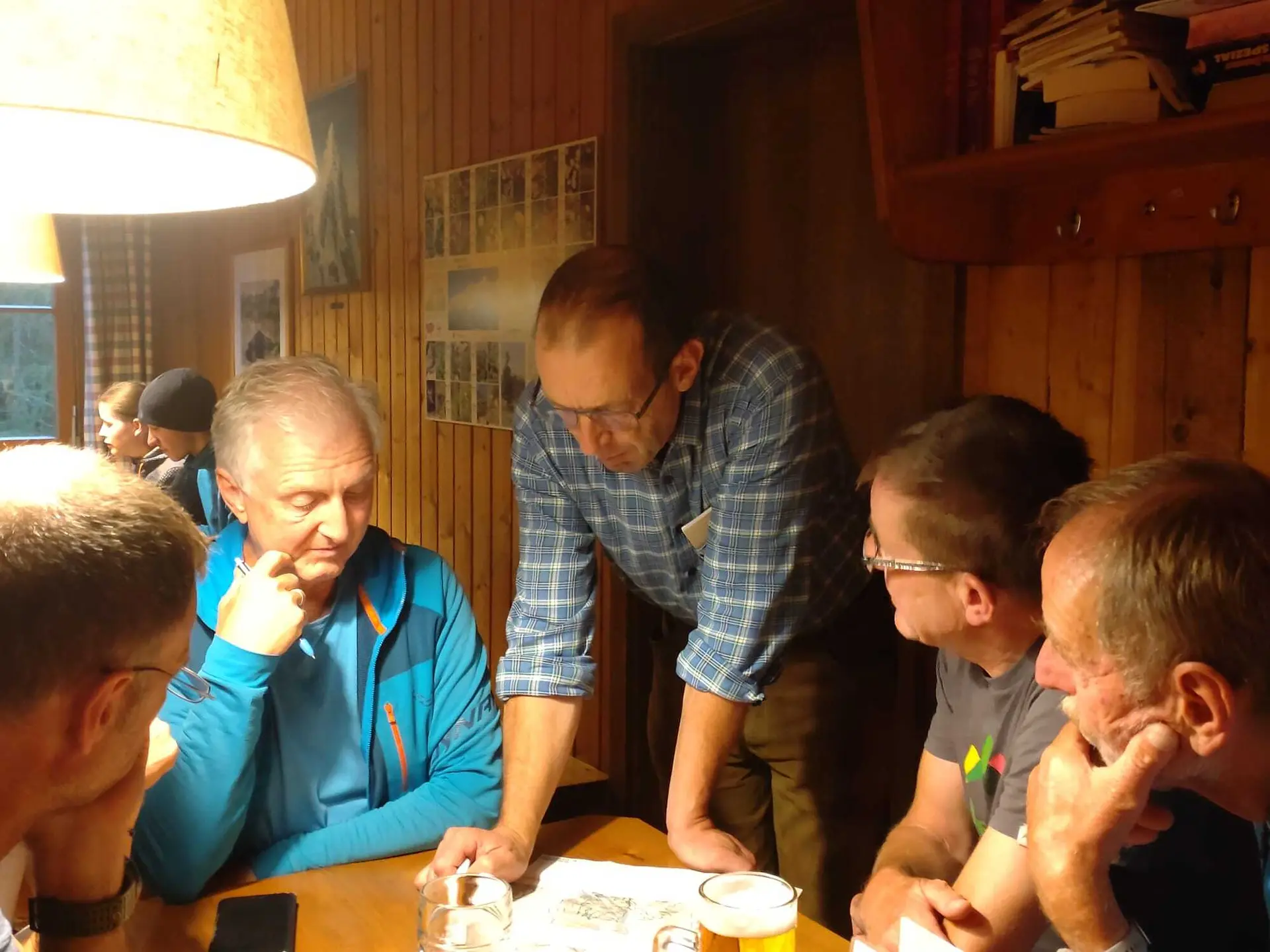 Planung mit dem Hüttenwirt | © DAV Tittmoning / Kurt Stemmer