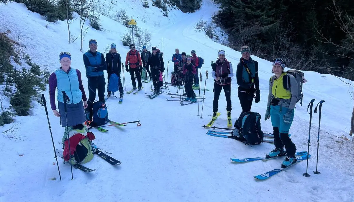    Aufstieg – alle voll motiviert - auf der schneebedeckten Forstrasse geht’s gemütlich stetig bergauf  | © DAV Tittmoning