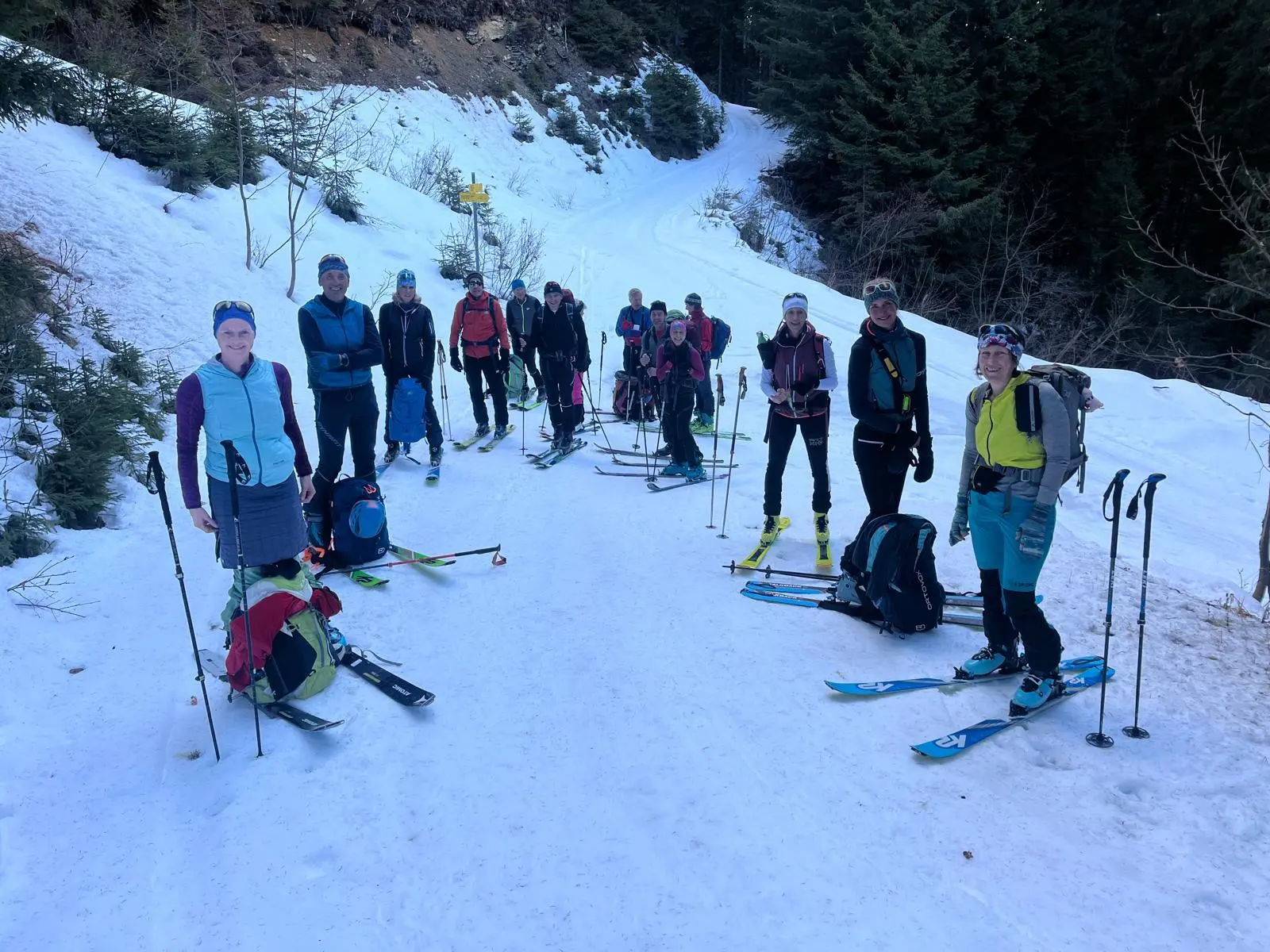    Aufstieg – alle voll motiviert - auf der schneebedeckten Forstrasse geht’s gemütlich stetig bergauf  | © DAV Tittmoning